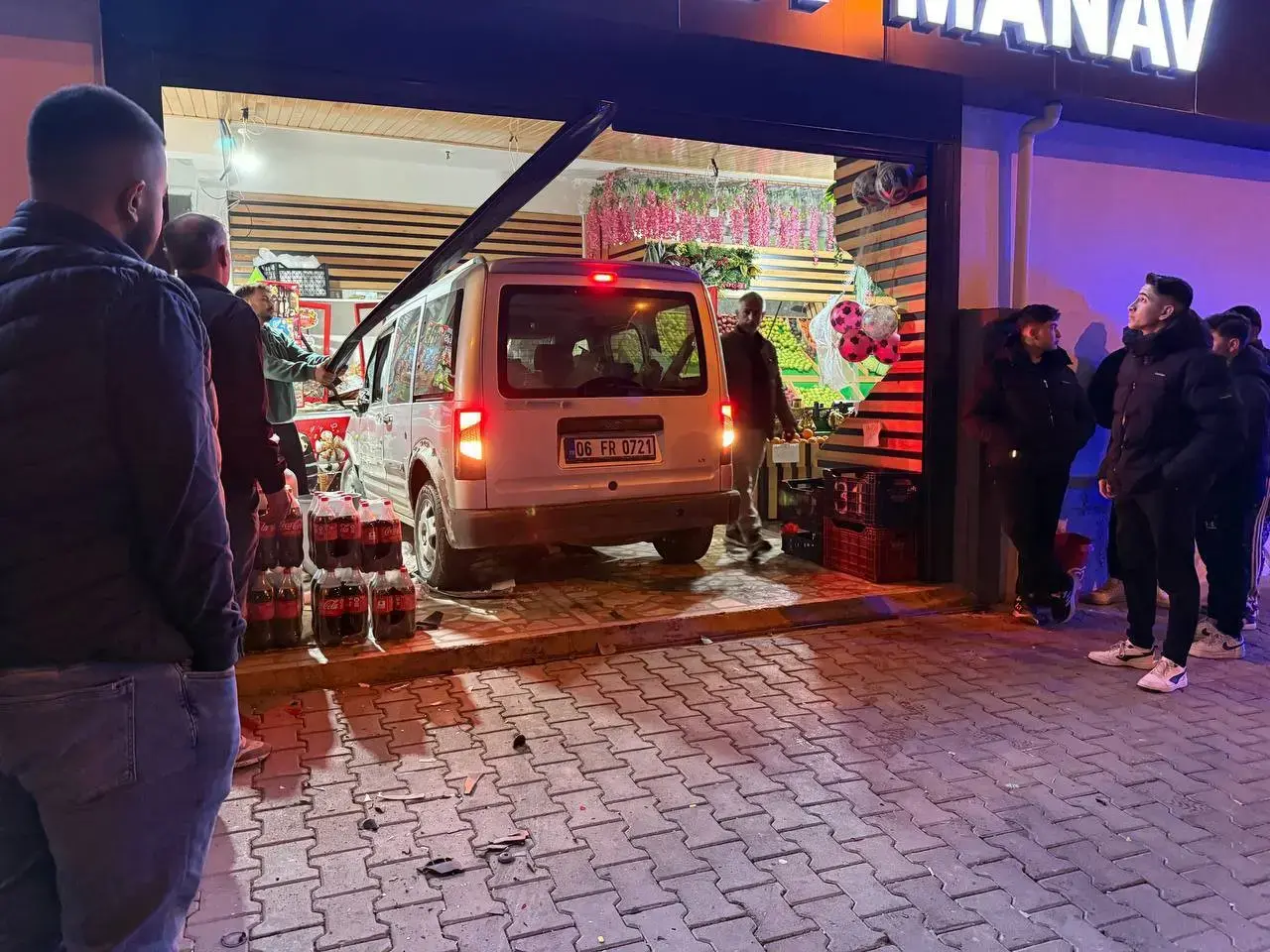 Ehliyet yok ama cesaret var... Antalya'da kontrolden çıkan araç marketi böyle dağıttı! 1