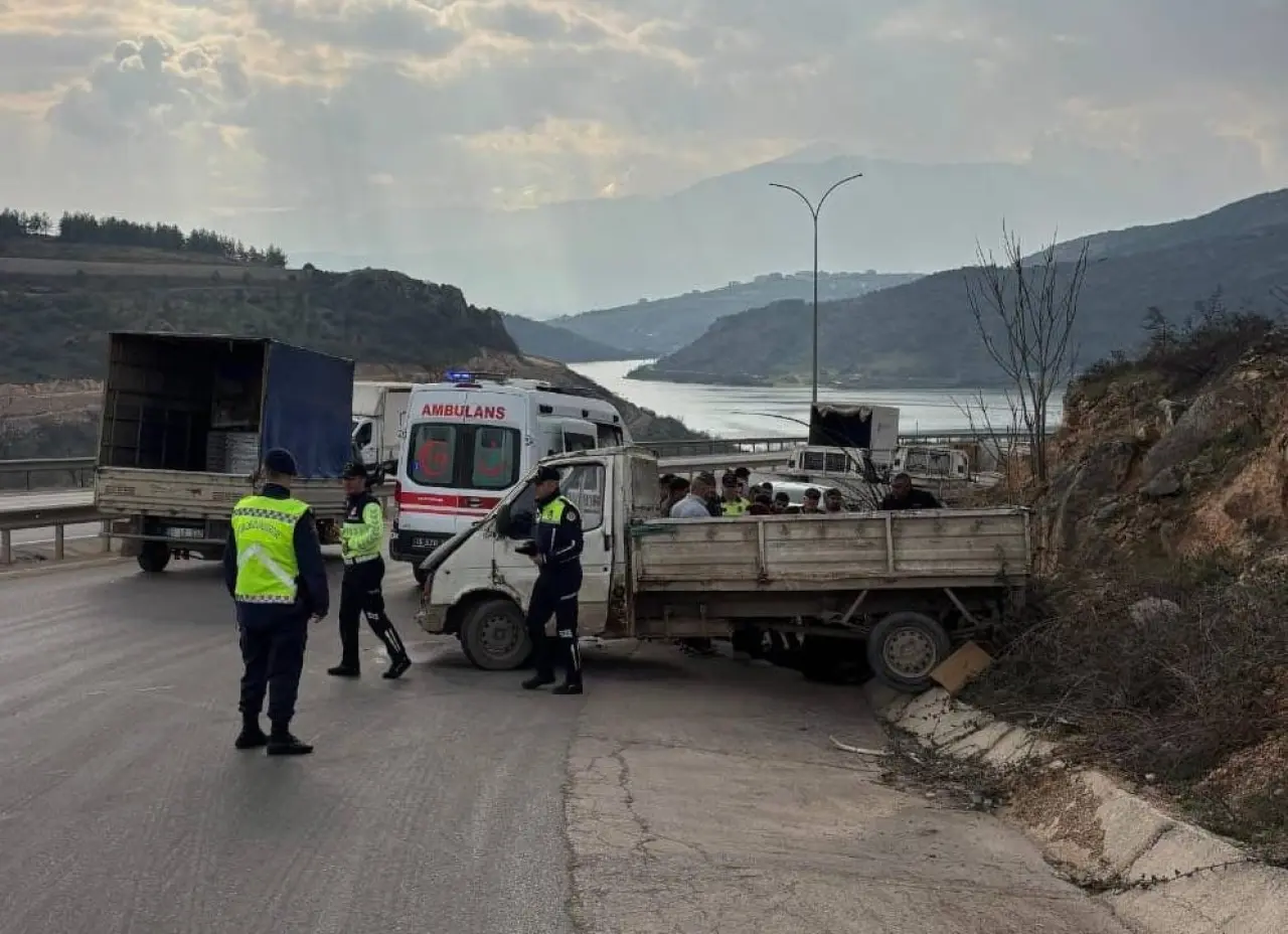 Bursa’da feci kaza! Kontrolden çıkan kamyonet yamaca çarptı 1
