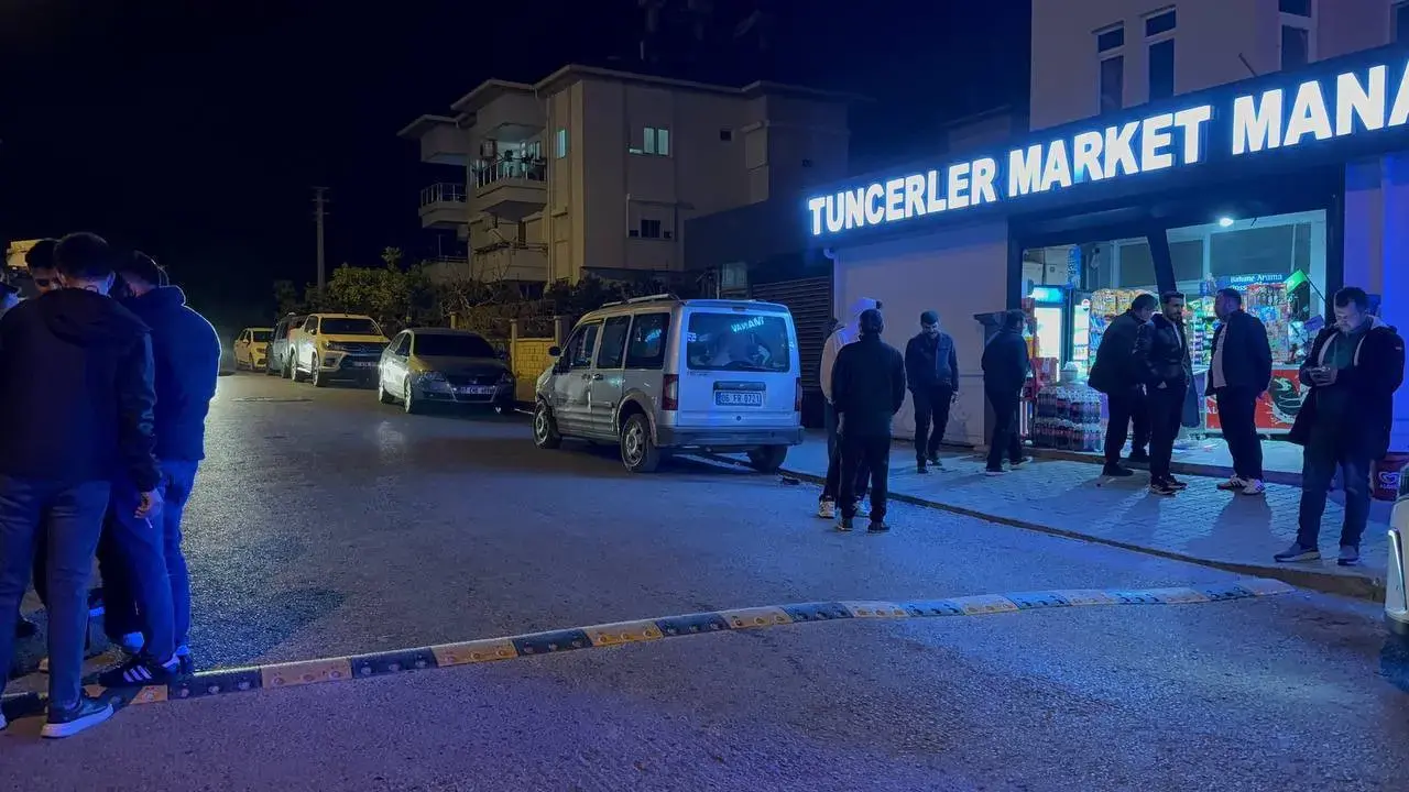 Ehliyet yok ama cesaret var... Antalya'da kontrolden çıkan araç marketi böyle dağıttı! 2