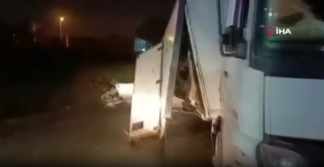 İstanbul'da direksiyon hakimiyeti kayboldu, 8 ton hamsi asfalta savruldu! E5’teki balık yağmuru kamerada... 3