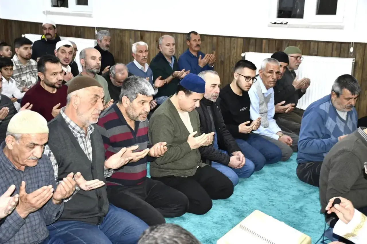 Gürün’de Kadir Gecesi Camilerde Yoğun Katılımla İdrak Edildi 4