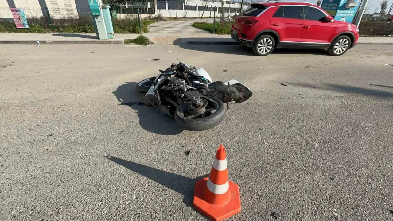 Servisi görünce direksiyonu kırdı, 19 yaşındaki sürücü havada savruldu! Panik manevrası kameraya böyle yansıdı... 4