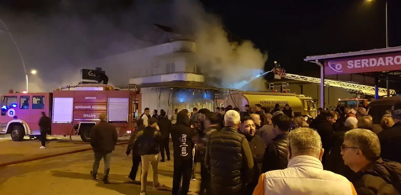 Gece yangını korkuttu! İş yeri ve ev kül olmaktan son anda kurtuldu 2