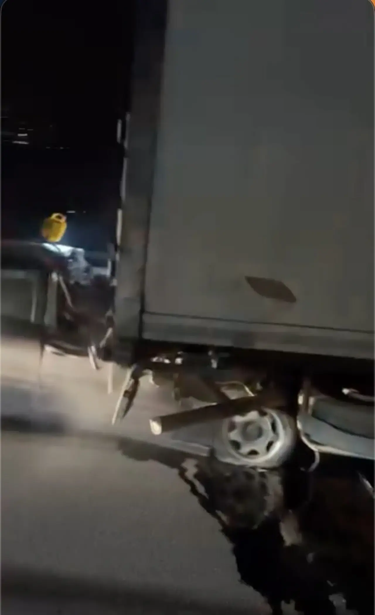 Sapanca geçişinde nefes kesen kaza... Kontrolden çıkan araç tıra ok gibi saplandı! 3