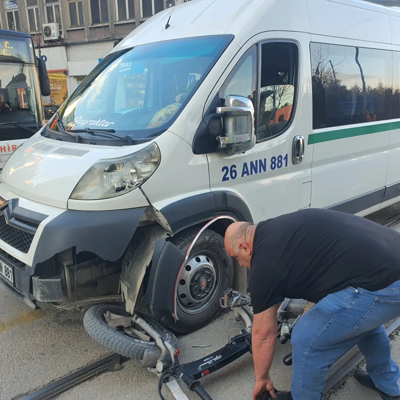 Tramvay yolunda feci çarpışma! Elektrikli bisiklet sürücüsü yaralandı 2
