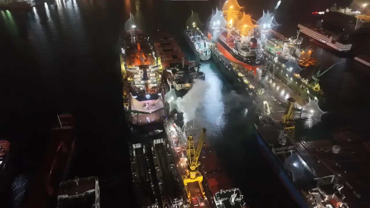 Tuzla’daki tersanede korkutan yangın! Gemi alevlere teslim oldu 2