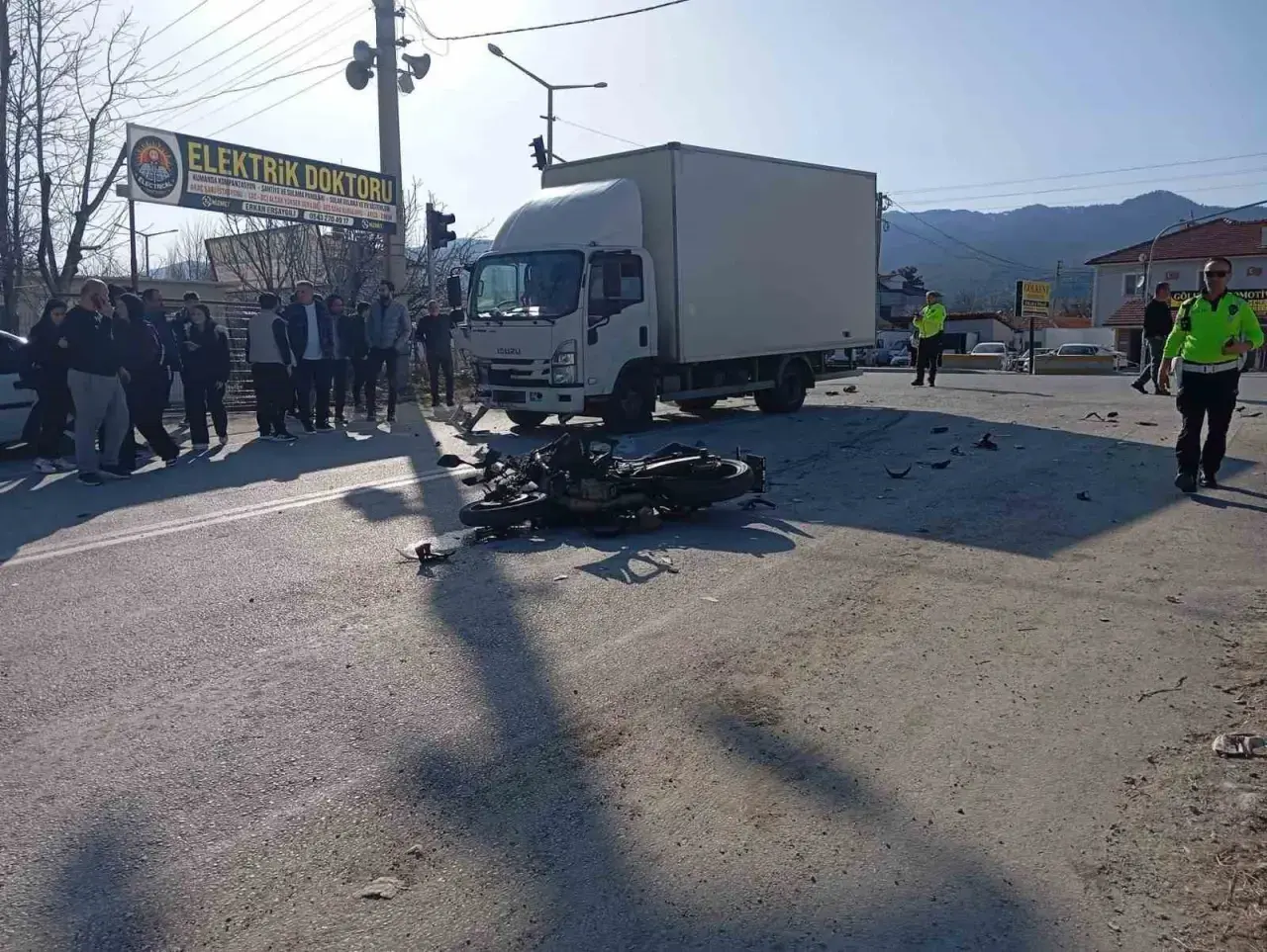 Kavşakta ölümle buluştu! Genç sürücü hastanede can verdi 1