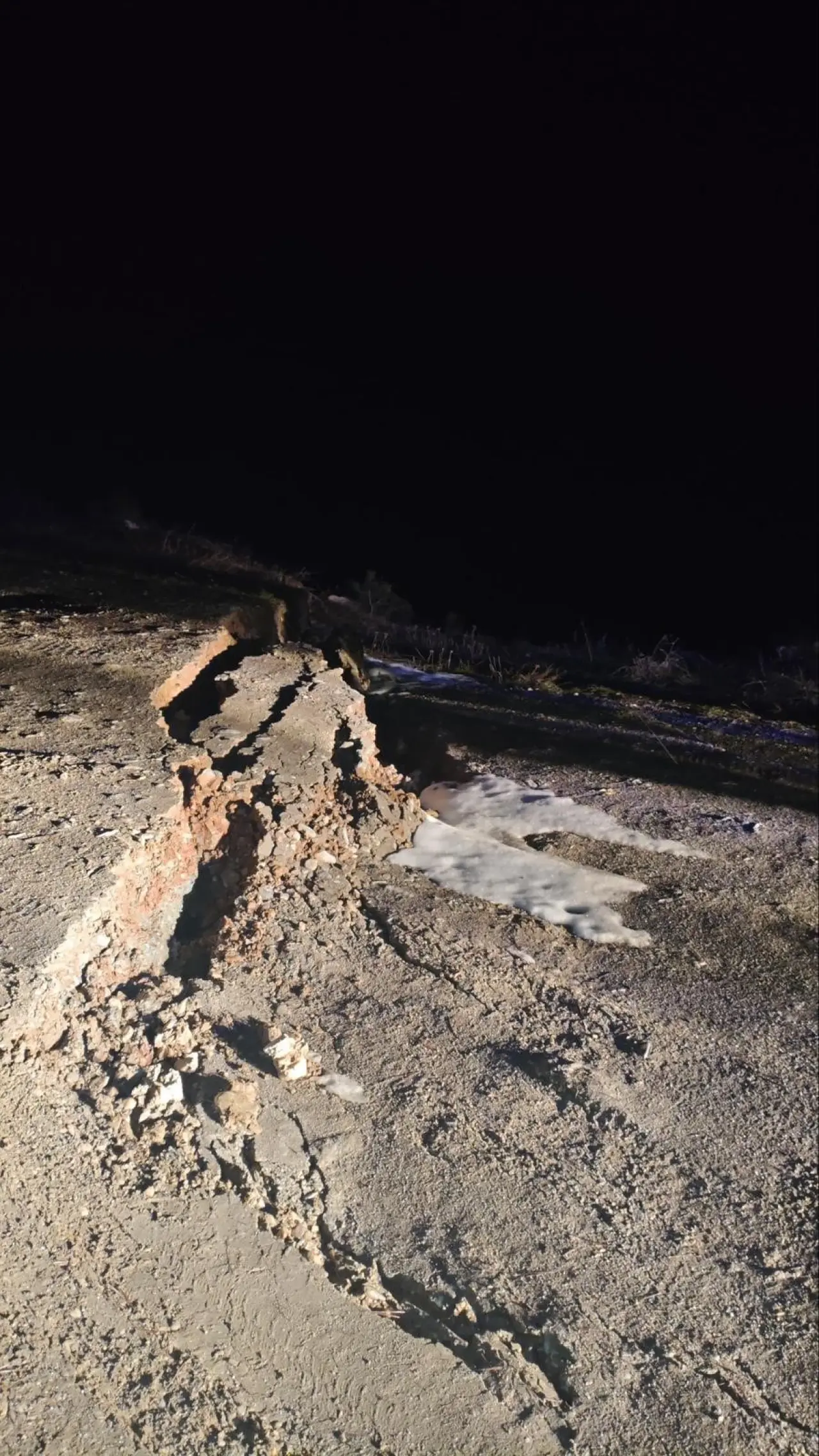 Bilecik’te şok! Yağış sonrası köy yolu çöktü, ulaşım durdu 2