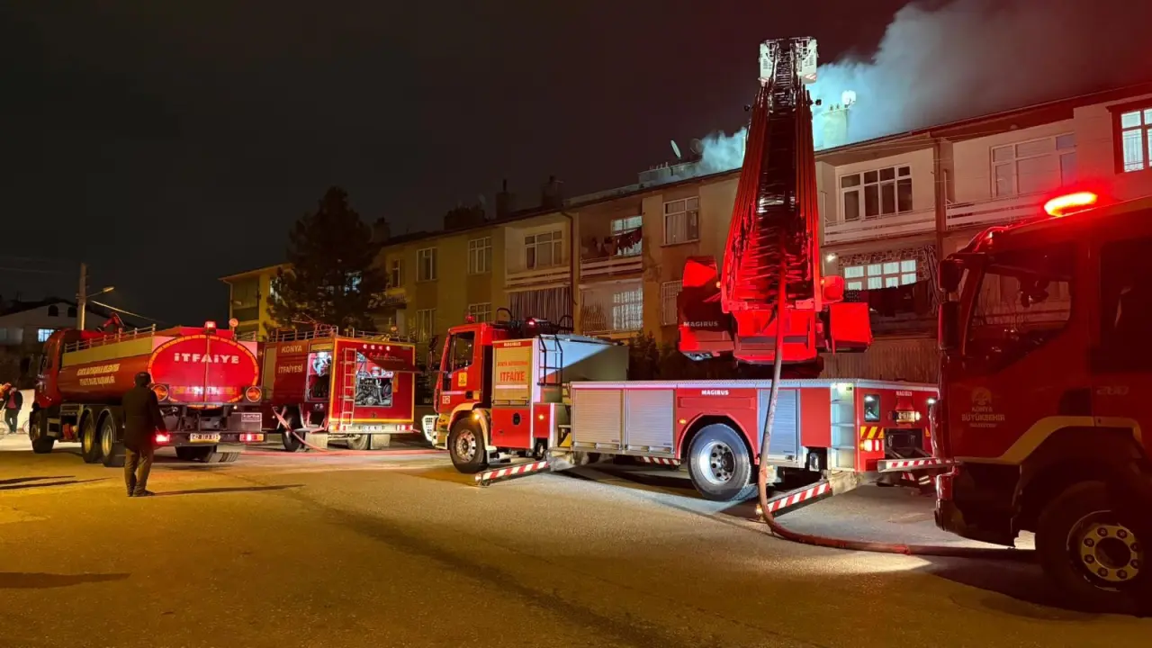 Konya’da gece yarısı panik! Apartmanın çatısı alevlere teslim oldu 2