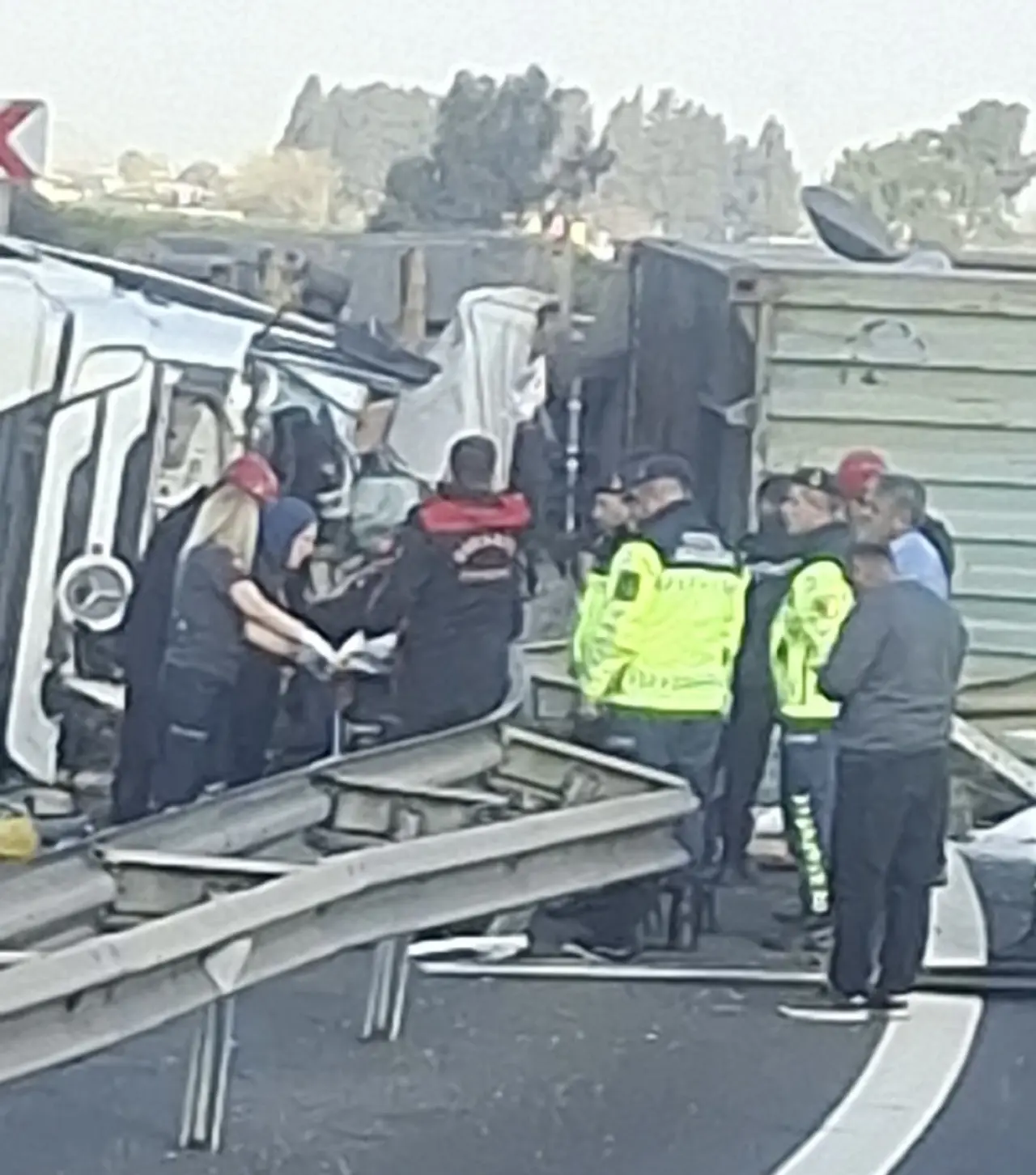Osmaniye’de korkutan anlar! Kontrolden çıkan tır devrildi: 1 yaralı 4