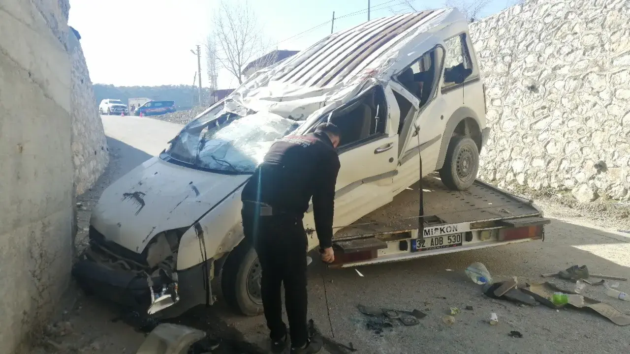 Isparta'da köprü bitti, yol değil uçurum başladı... 5 metreden taklalar atan araç alt geçide çakıldı! 3
