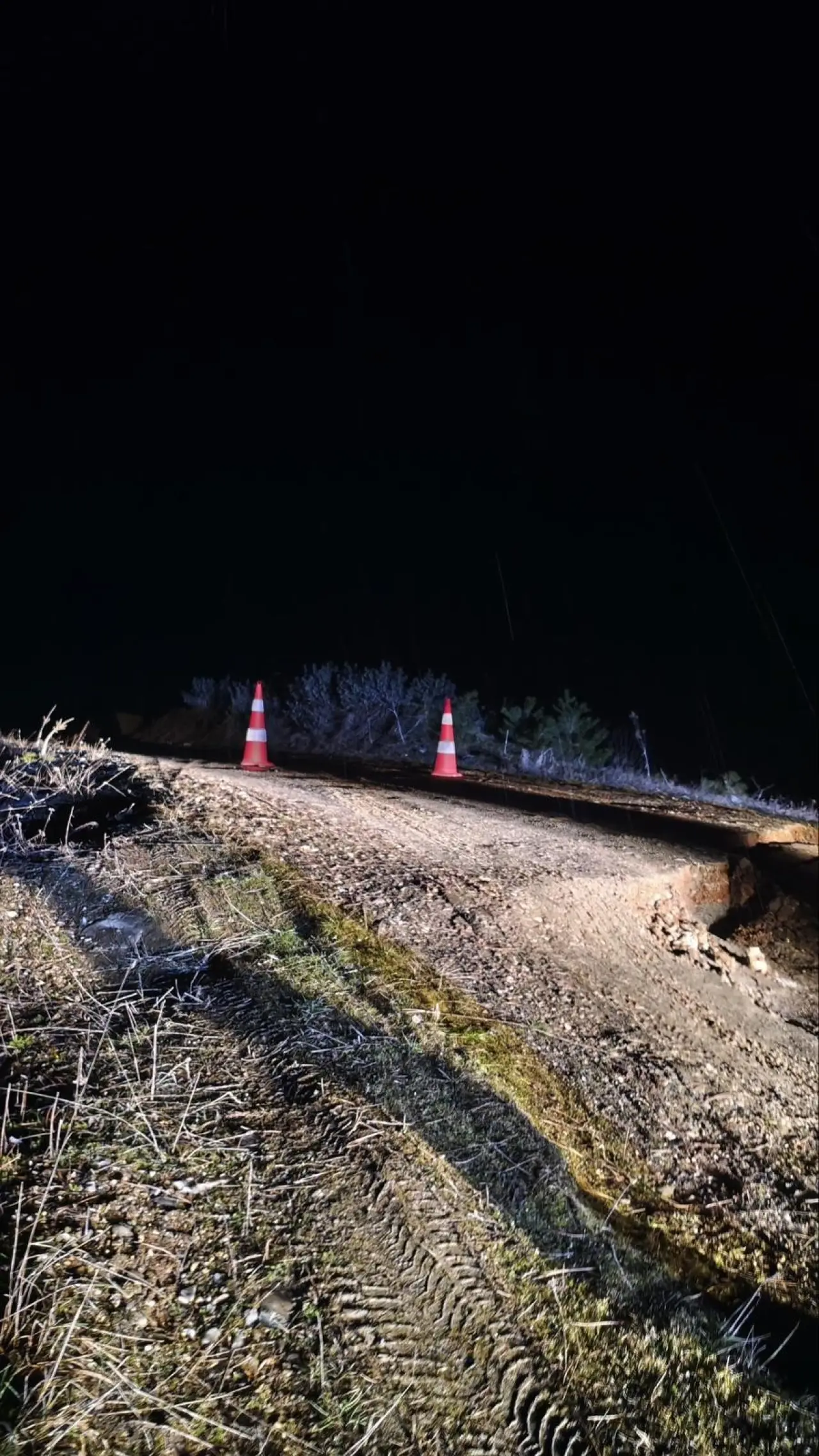 Bilecik’te şok! Yağış sonrası köy yolu çöktü, ulaşım durdu 1