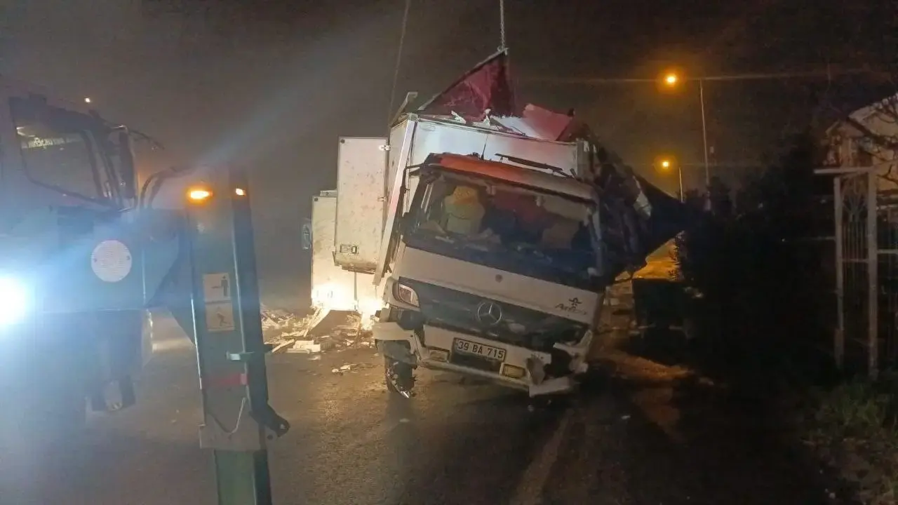 İstanbul'da direksiyon hakimiyeti kayboldu, 8 ton hamsi asfalta savruldu! E5’teki balık yağmuru kamerada... 1