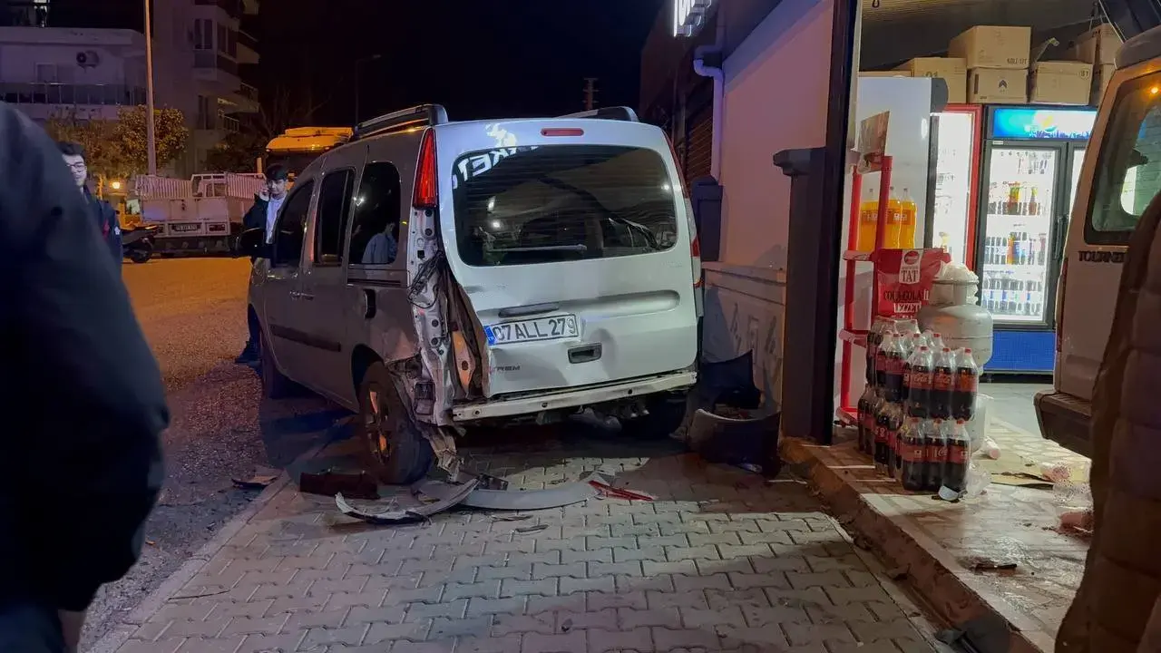 Ehliyet yok ama cesaret var... Antalya'da kontrolden çıkan araç marketi böyle dağıttı! 5