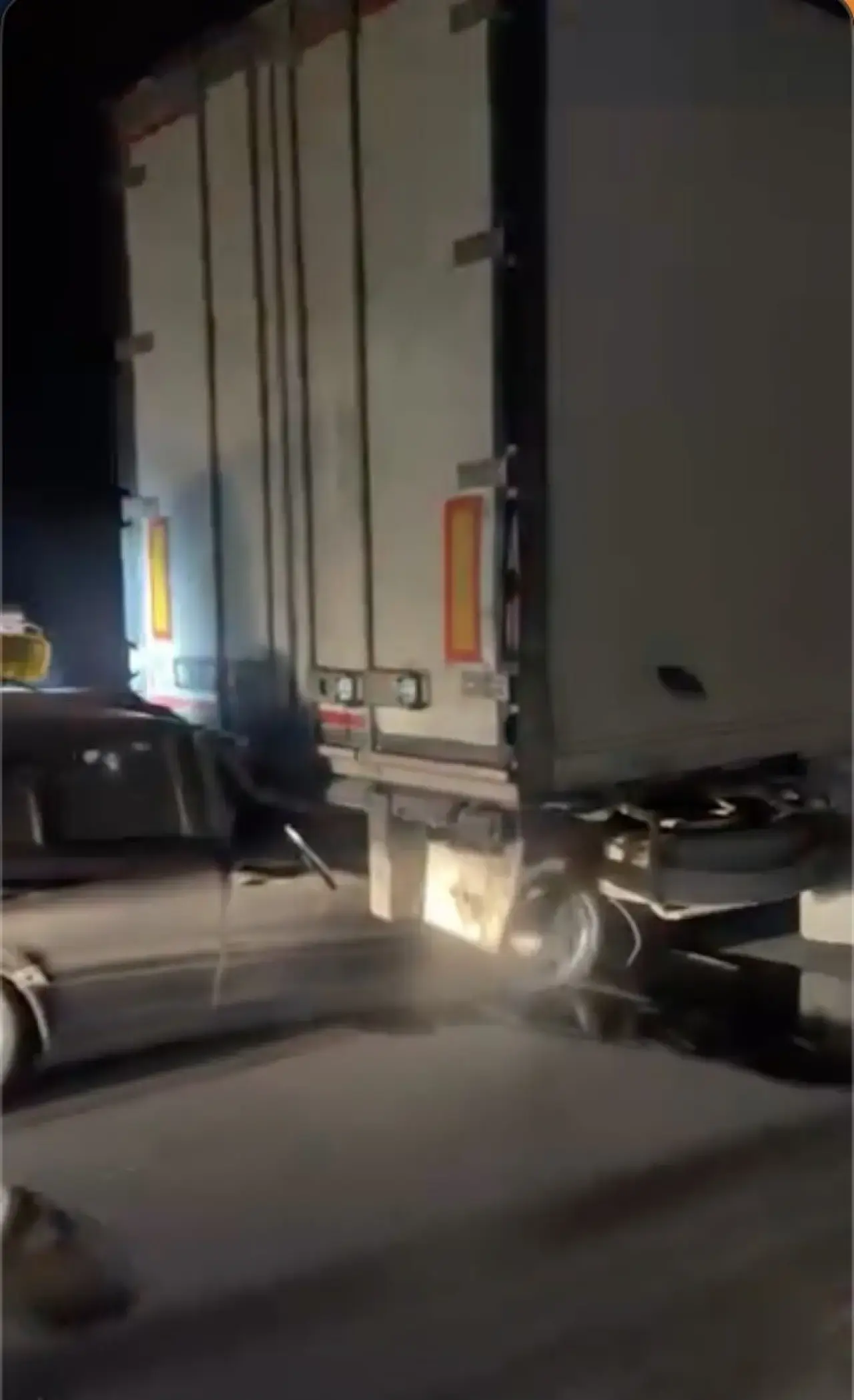 Sapanca geçişinde nefes kesen kaza... Kontrolden çıkan araç tıra ok gibi saplandı! 2