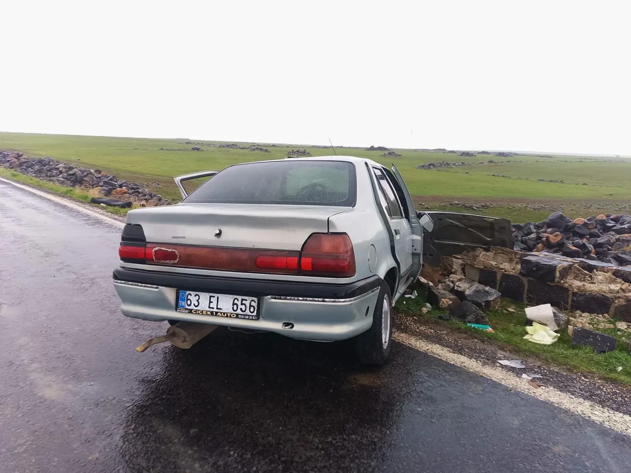 Siverek’te korkutan kaza! Araç köprüye çarptı, 5 kişi yaralandı 1