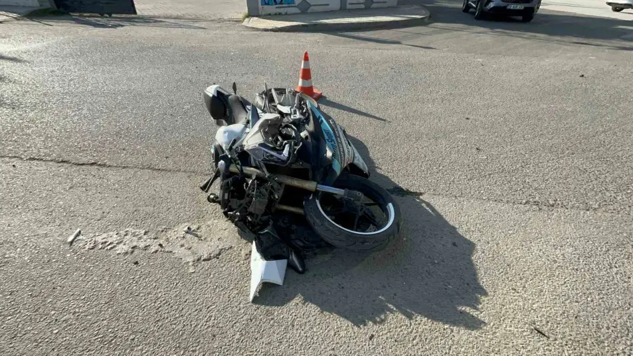 Servisi görünce direksiyonu kırdı, 19 yaşındaki sürücü havada savruldu! Panik manevrası kameraya böyle yansıdı... 2