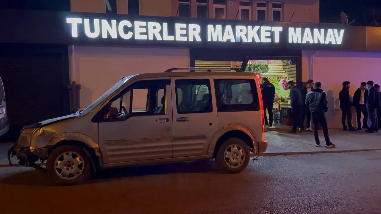 Ehliyet yok ama cesaret var... Antalya'da kontrolden çıkan araç marketi böyle dağıttı! 3