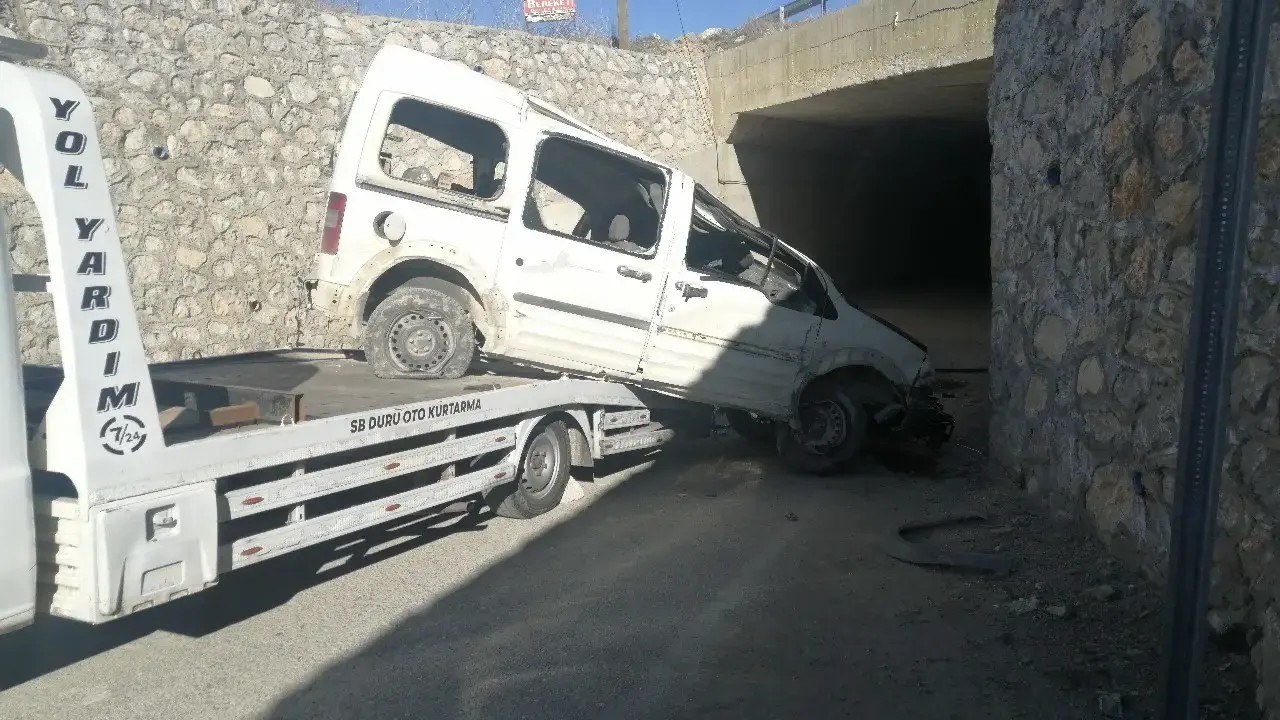 Isparta'da köprü bitti, yol değil uçurum başladı... 5 metreden taklalar atan araç alt geçide çakıldı! 1