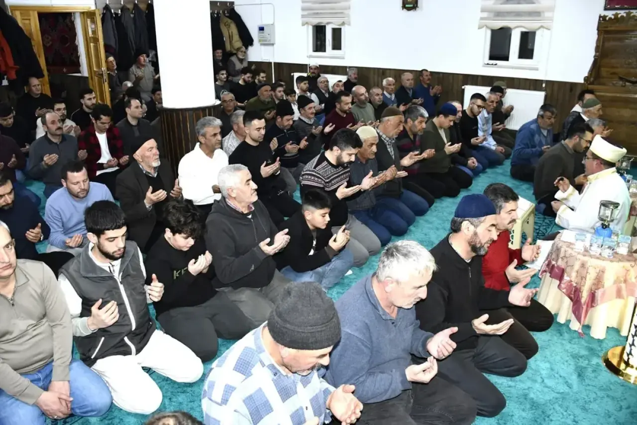 Gürün’de Kadir Gecesi Camilerde Yoğun Katılımla İdrak Edildi 5