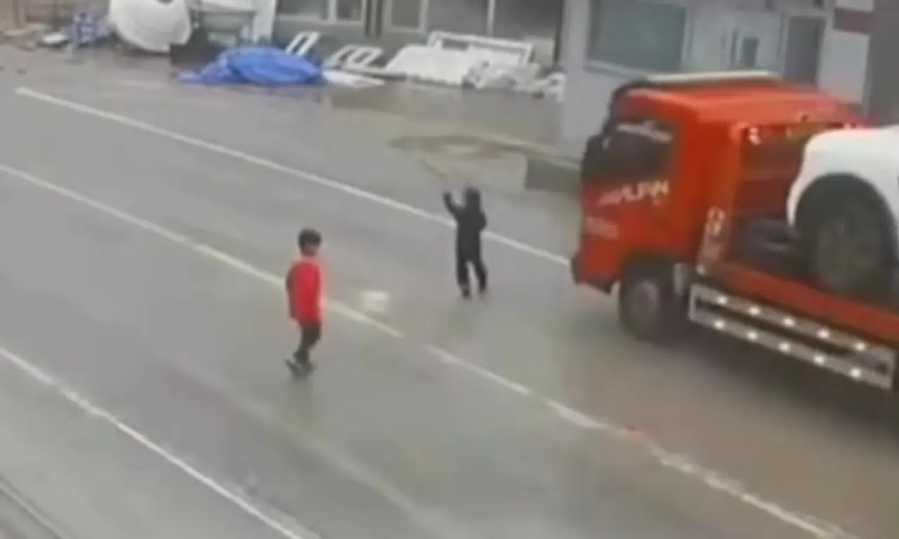 Yola fırladı, ölümle burun buruna geldi! O anlar kamerada 3
