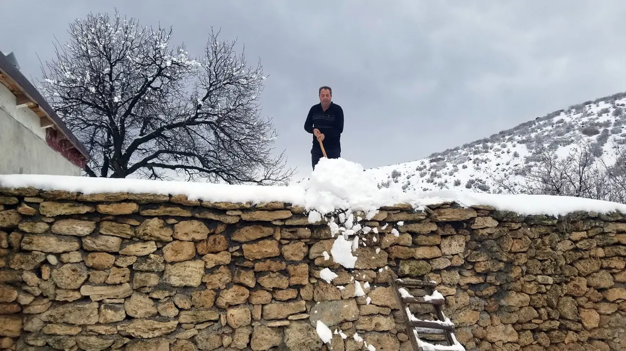 Mart Ayında Kar Mesaisi: Köylerde Evler Kar Altında! 3