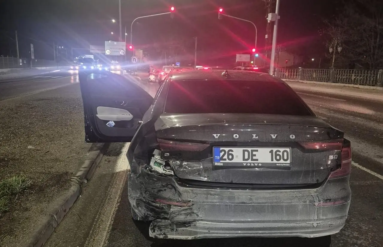 Eskişehir-Kütahya yolunda şok! Otomobil arkadan çarptı, 3 kişi yaralandı 2