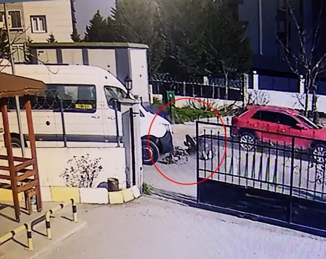 Servisi görünce direksiyonu kırdı, 19 yaşındaki sürücü havada savruldu! Panik manevrası kameraya böyle yansıdı... 1