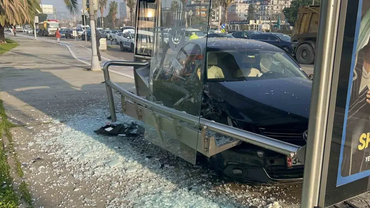 Kırmızı ışık ihlali pahalıya patladı! Kartal’da kontrolden çıkan araç durağa daldı 2