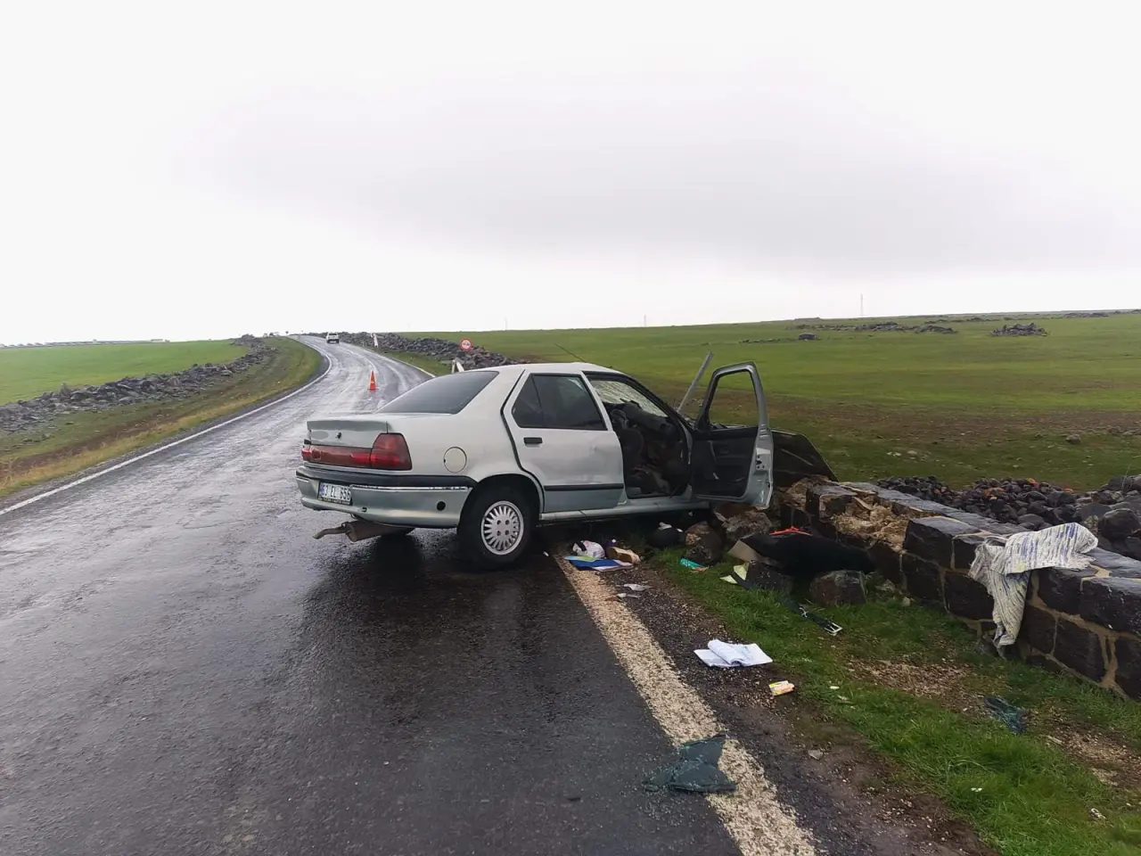 Siverek’te korkutan kaza! Araç köprüye çarptı, 5 kişi yaralandı 2