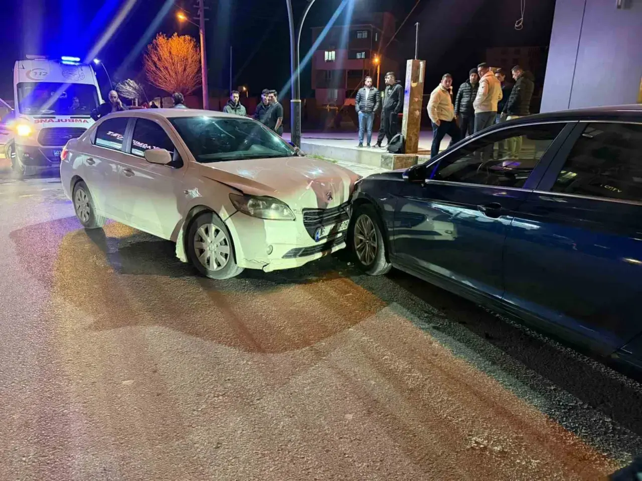 Telefonla konuşuyordu, kıl payı kurtuldu! 2 araç arasında ölümden kaçış anbean kamerada... 2