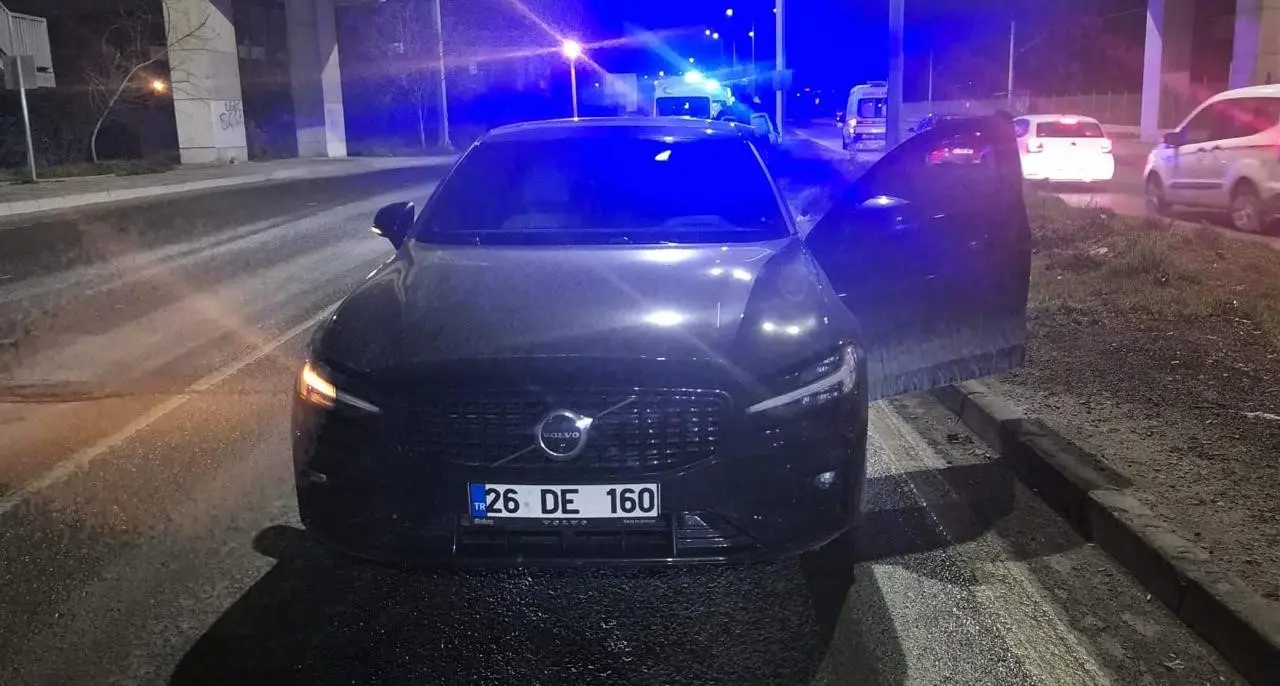 Eskişehir-Kütahya yolunda şok! Otomobil arkadan çarptı, 3 kişi yaralandı 3