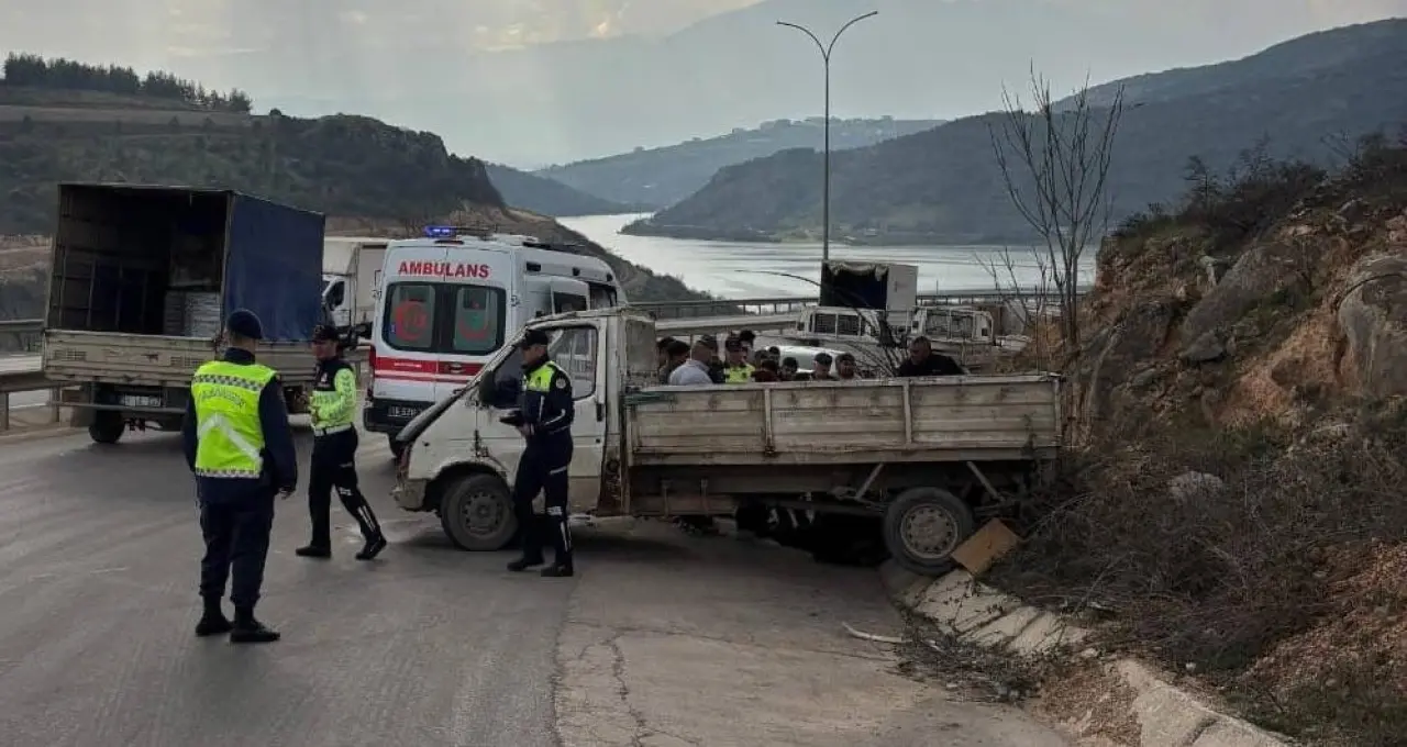 Bursa’da feci kaza! Kontrolden çıkan kamyonet yamaca çarptı 3