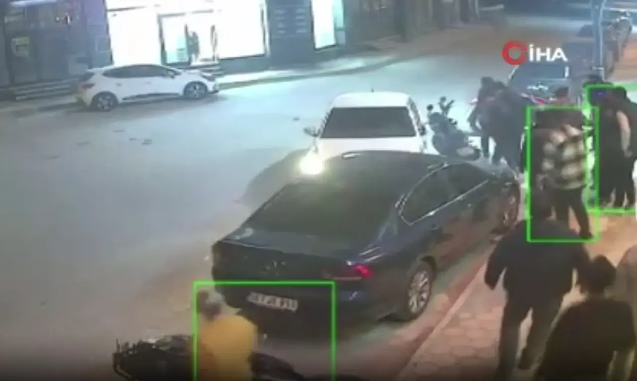 Telefonla konuşuyordu, kıl payı kurtuldu! 2 araç arasında ölümden kaçış anbean kamerada... 3