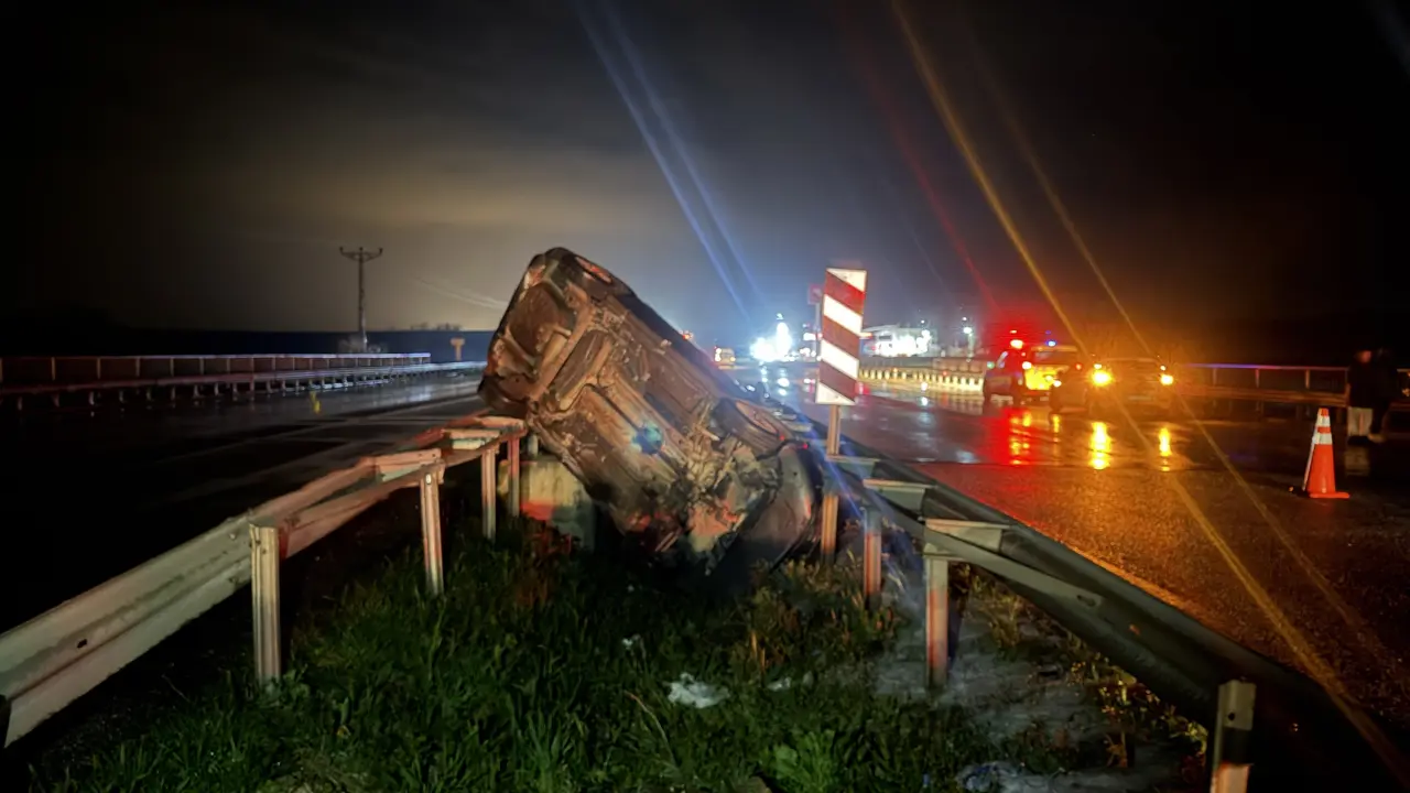 Zincirleme kazada alevler yükseldi! Bir araç küle döndü, o anlar dikkat çekti 2