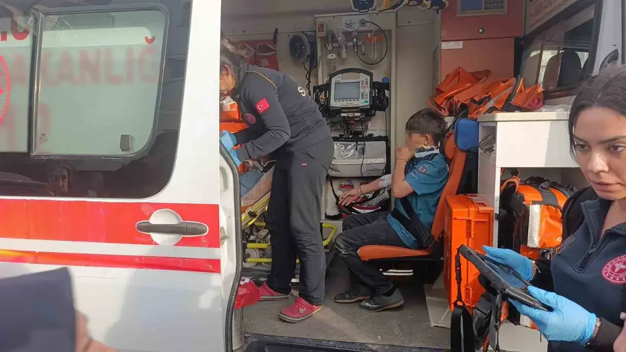 Antalya’da sokak ortasında faciaya ramak kala... Saniyelik hata, 3 çocuk hastanelik oldu! 2