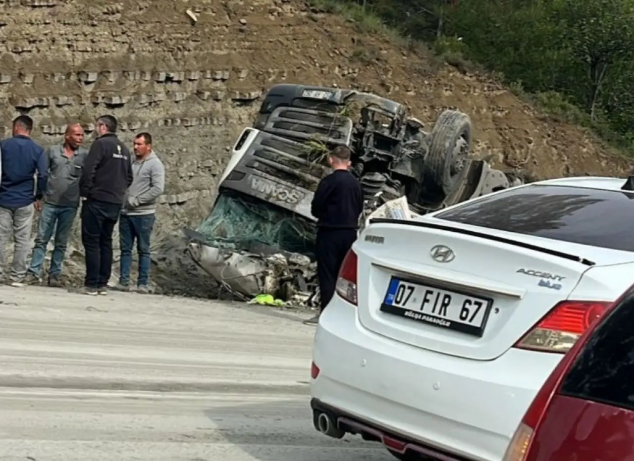 Burdur’da tır devrildi, araç hurdaya döndü! Sürücü mucize eseri kurtuldu 3