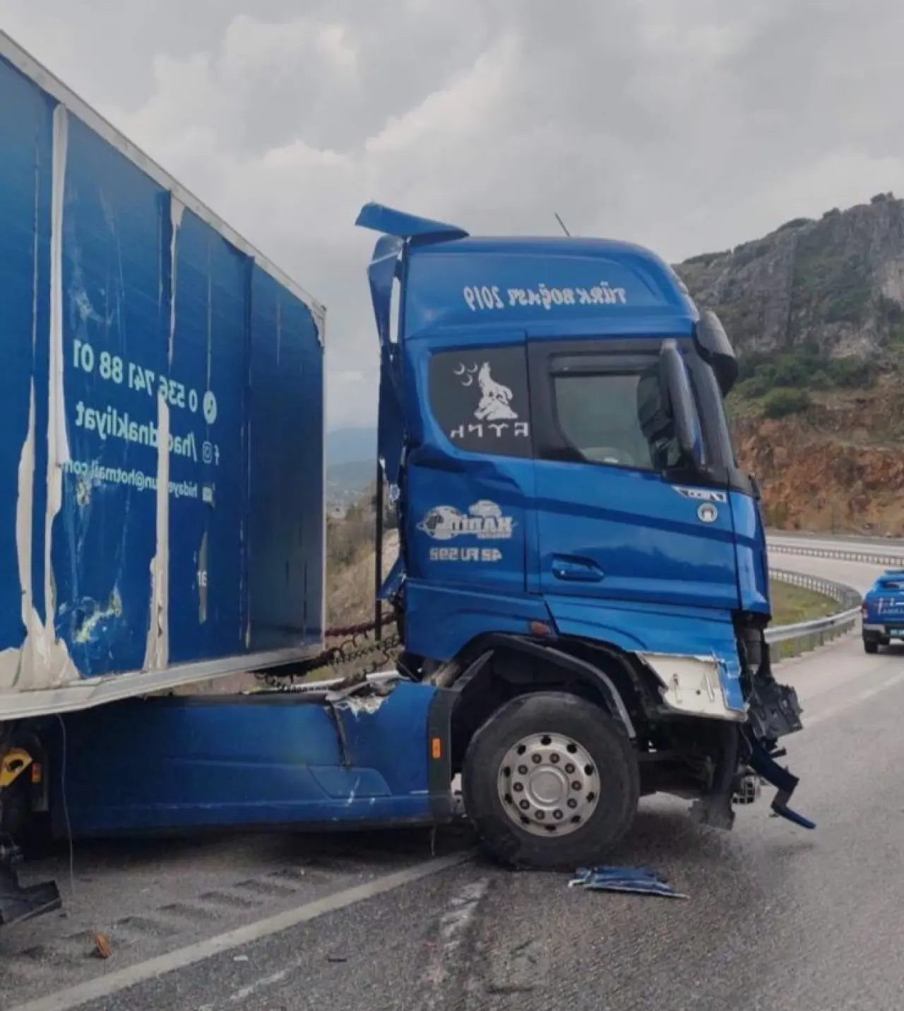 Burdur’da tır bariyerlere saplandı! Sürücü yaralı kurtuldu 1