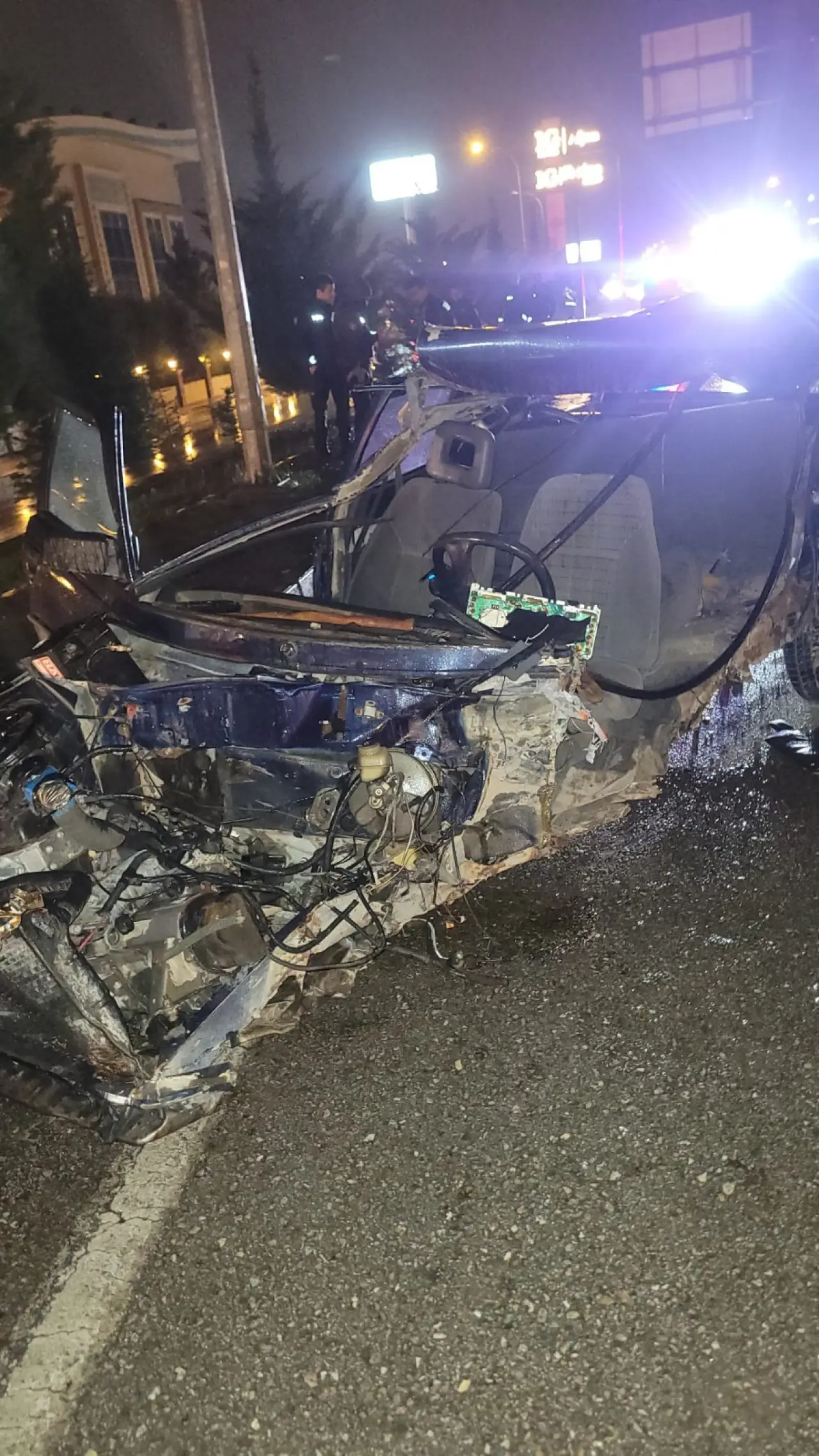 Afyonkarahisar’da feci kaza! Otomobil bariyerlere ok gibi saplandı 1