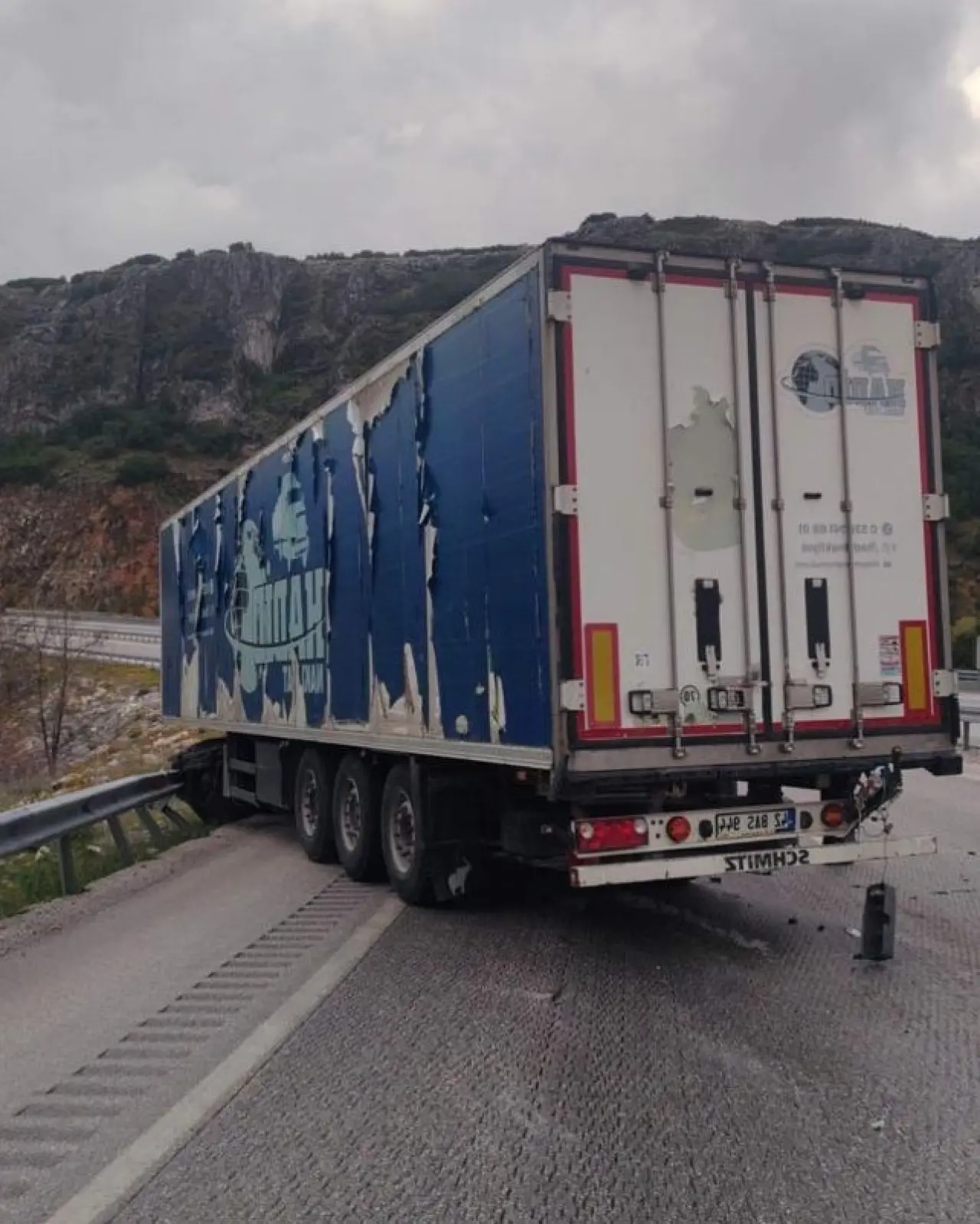 Burdur’da tır bariyerlere saplandı! Sürücü yaralı kurtuldu 2