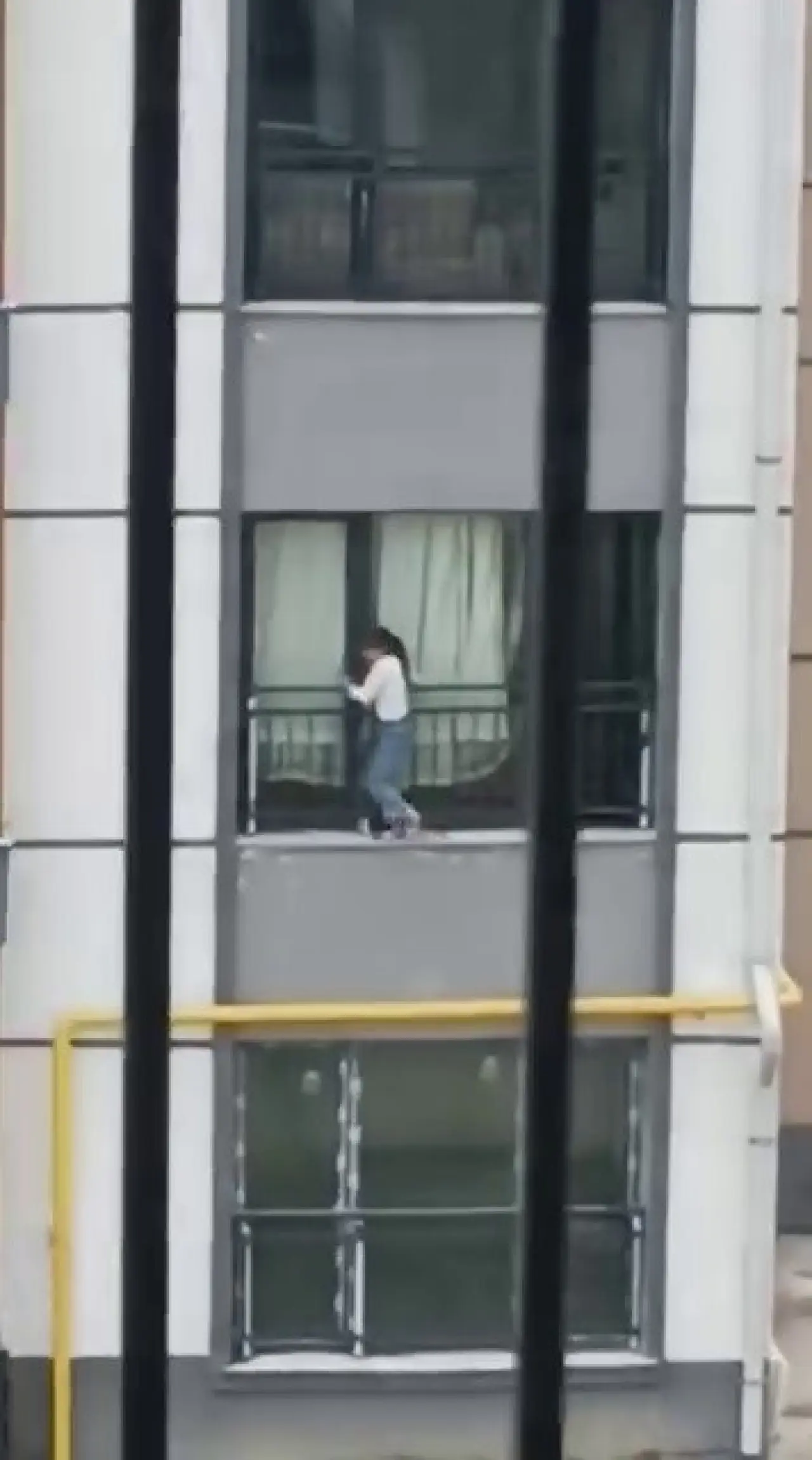 Yürekler ağza geldi! Antakya’da çocuk korkuluklarda gezdi 2