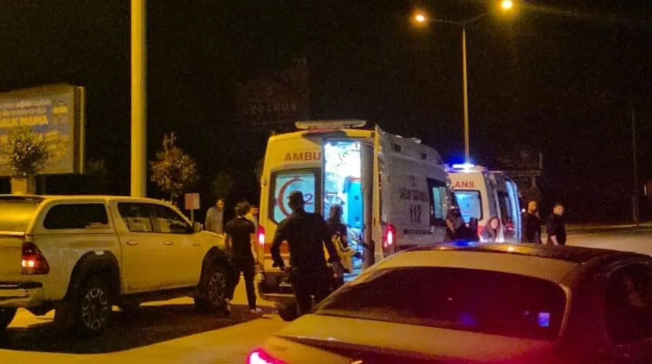 Muratpaşa’da trafik dehşeti! Otomobil motosiklete çarptı: 2 yaralı 1
