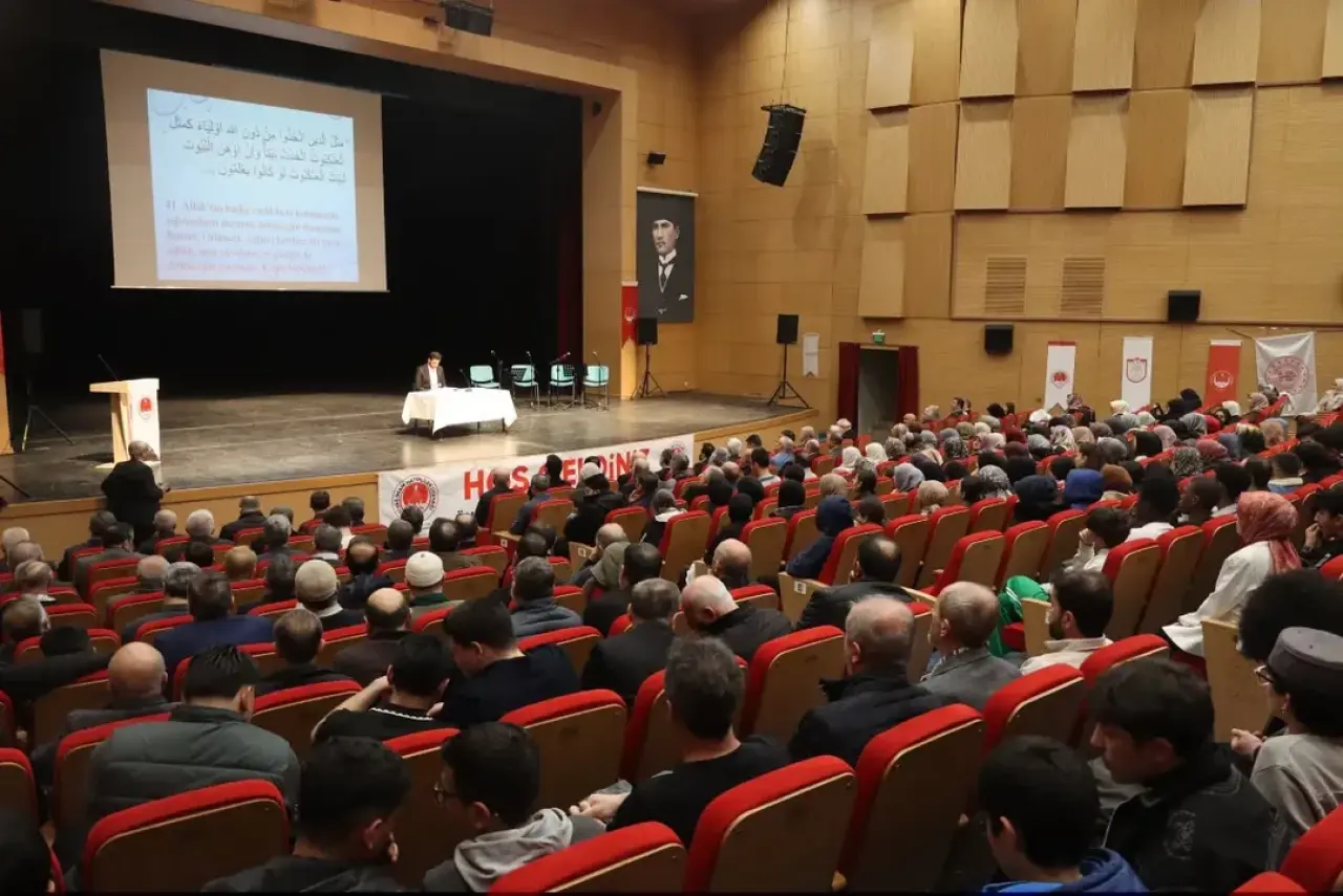 Sivas’ta “Namazla Dirilen Nesil” Konferansına Yoğun İlgi 3
