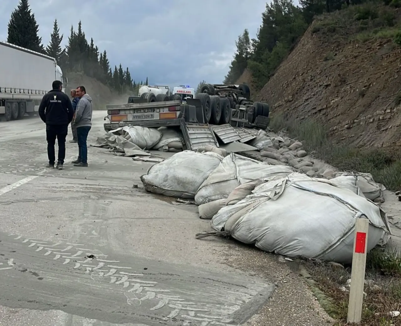 Burdur’da tır devrildi, araç hurdaya döndü! Sürücü mucize eseri kurtuldu 2