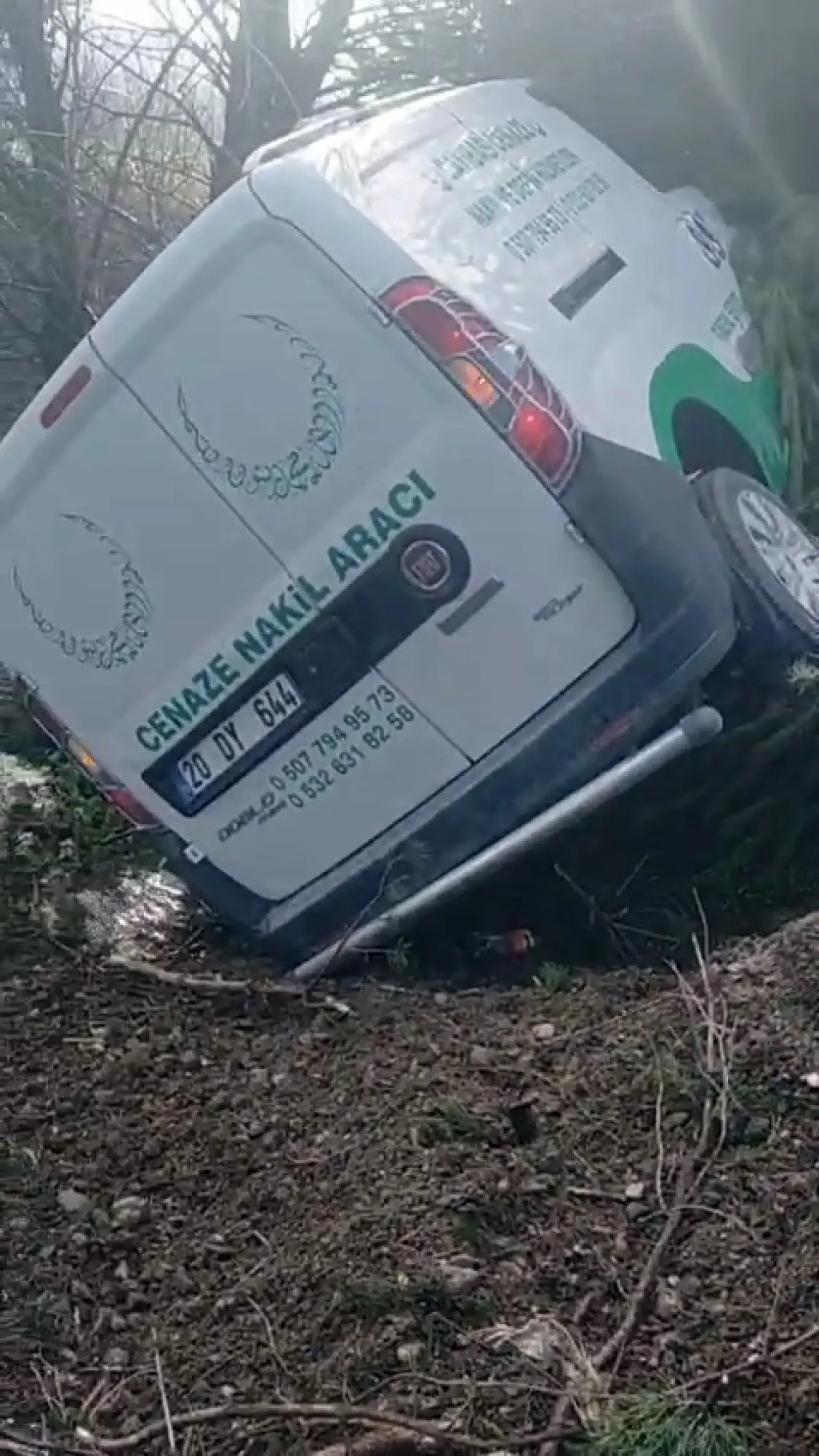 Sivas’ta korkutan kaza! Cenaze nakil aracı şarampole uçtu 1