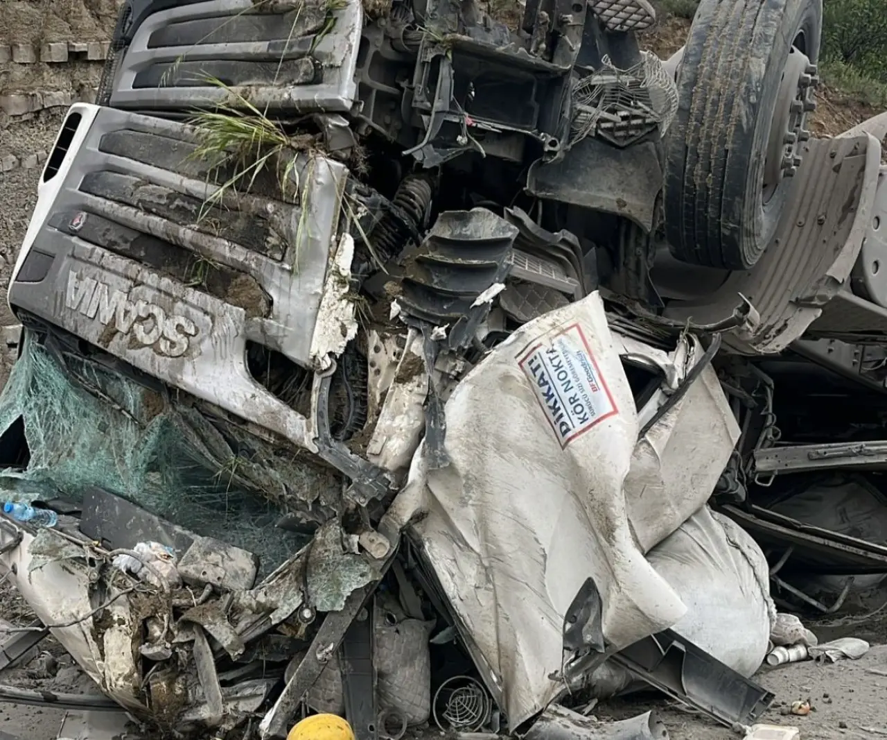 Burdur’da tır devrildi, araç hurdaya döndü! Sürücü mucize eseri kurtuldu 1