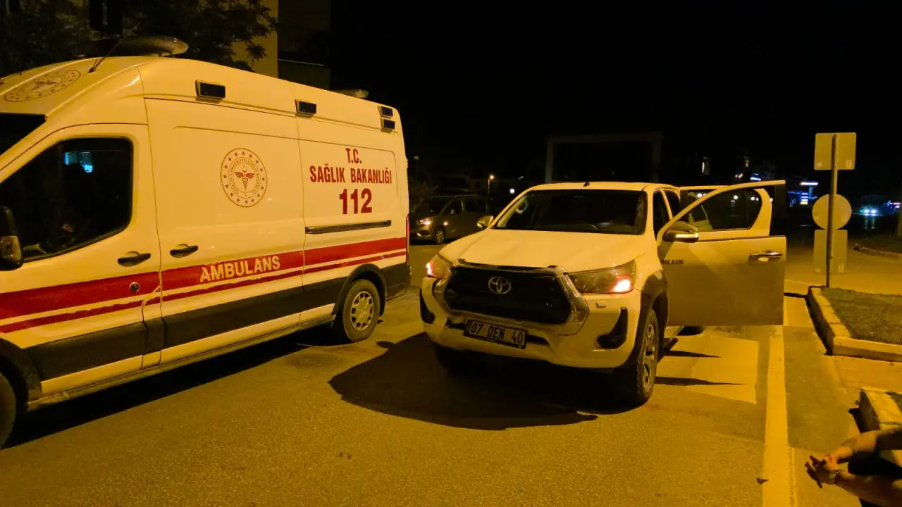 Muratpaşa’da trafik dehşeti! Otomobil motosiklete çarptı: 2 yaralı 2