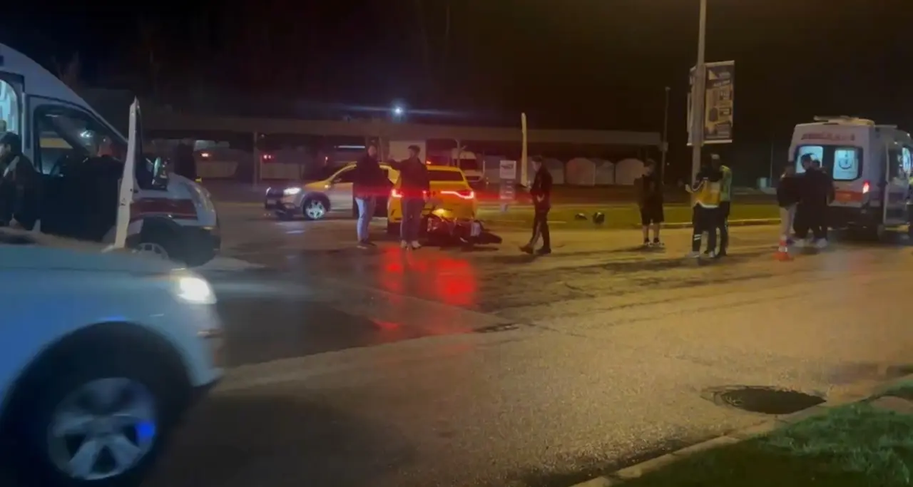 Erzincan’da feci çarpışma! Motosiklet taksiye çarptı: 2 yaralı 1