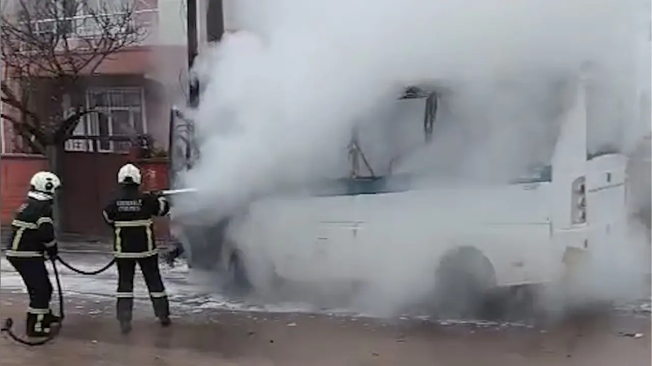 Kırıkkale’de park halindeki minibüs alev topuna döndü! 3