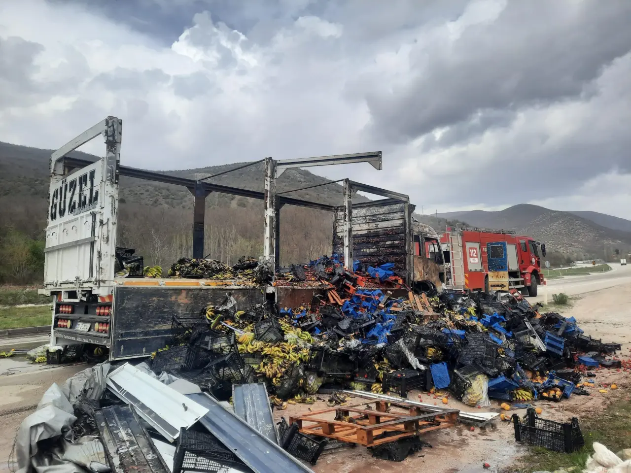 Tokat’ta çilek yüklü kamyon yandı 1